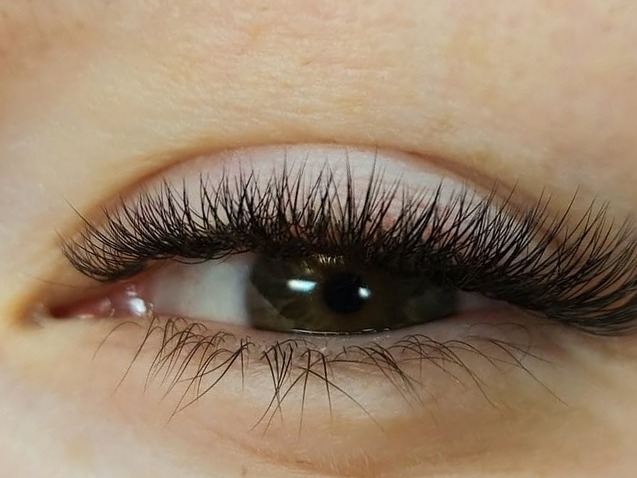 Afgewerkte set wimperextensions van dichtbij, oog licht naar beneden gericht