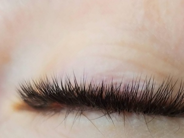 Gesloten oog van opzij met een volle set wimperextensions