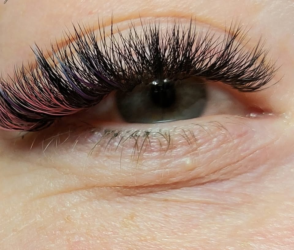 Wispy set wimperextensions met roze gekleurde accenten